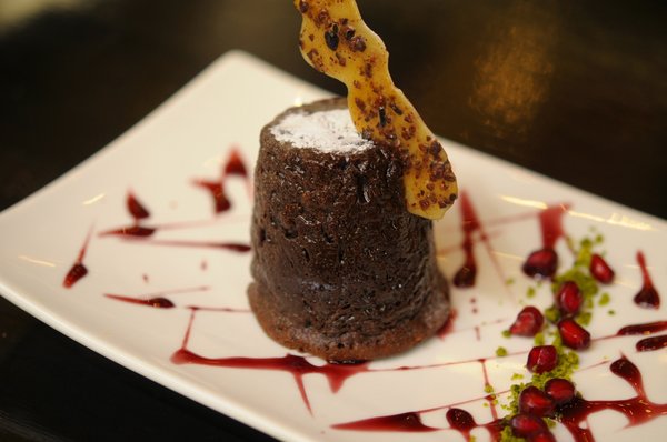 Moelleux au chocolat sauce merlot aux éclats de cacao