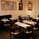 Actuelle et sobre, la salle est agréable