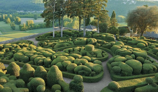 Les allées de buis dominent la Dordogne