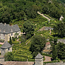 Le château au toit de lauzes est au centre des jardins