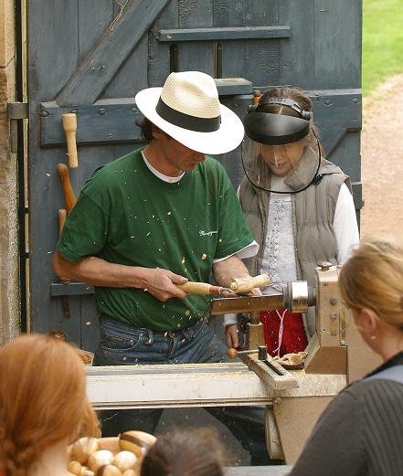 Dans la boutique, on trouve des objets en buis tourné réalisés sur place