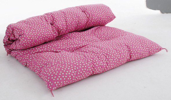 Doux comme un cocon. Duvet avec pompons lavable à 40°. Revêtement coton, garnissage polyester. 100 x 180 cm. 49,90 €. Liberty. Fly.