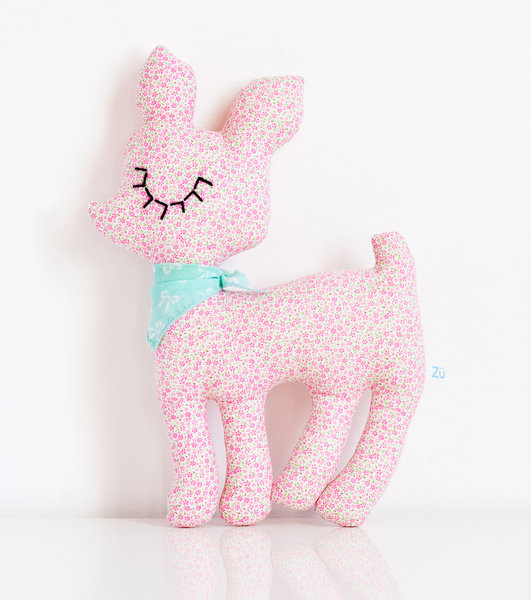 Un doudou à câliner ou à utiliser pour décorer la chambre. Création en petite série avec du tissu vintage au motif liberty. 20 x 29 cm. Création Juliette Collet. 35 €. Doudou faon Aurore. Tantesuzie.com