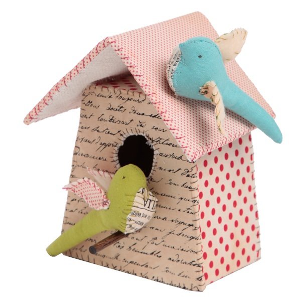Entièrement réalisée à la main, une petite cabane à oiseaux qui plaira à tous avec ses tissus liberty. L 19 x 25 x 15 cm. Création Tamar Mogendorff. 115 €. Cabane lettre rose pâle. Smallable.