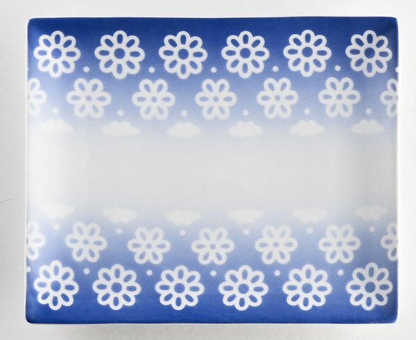 Pétales bleus. 29,50 € le long de 4 assiettes. Geneviève Lethu.