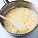 Première étape de la béchamel : faites cuire le beurre fondu et la farine jusqu'à ce que le mélange blanchisse et devienne mousseux, comme sur la photo. Retirez du feu et placez au réfrigérateur. Vous ajouterez le lait bouillant lorsque le mélange sera froid.