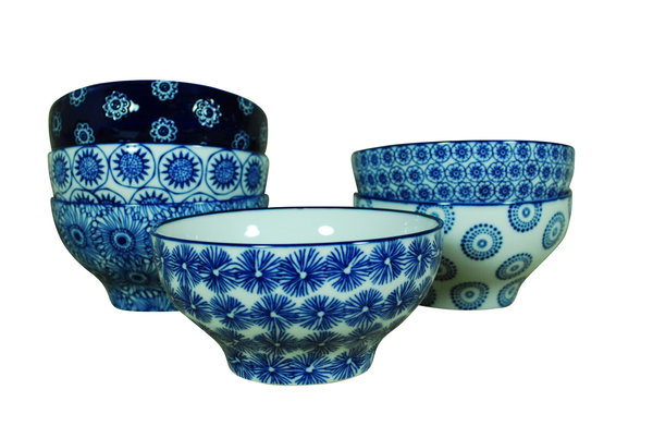 Motifs bleus et blancs. Ensemble de 6 grands bols fleuris. Diamètre 15,9 x H 8,2 cm. 48 €. Bols fleuris. Chehoma.