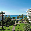 Le somptueux jardin mène directement à la mer