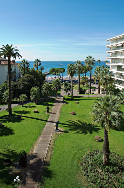 Le somptueux jardin mène directement à la mer