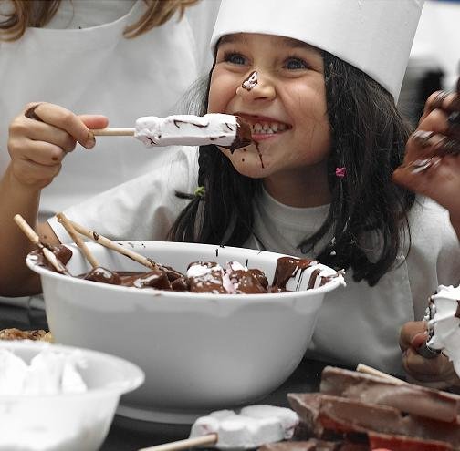 Maquilage ou chocolat pour les moustaches?