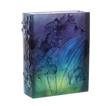 Vase bleu nuit sublimant l’envoûtante orchidée