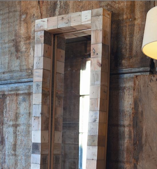 Un miroir entièrement conçu à partir de matériaux recyclés