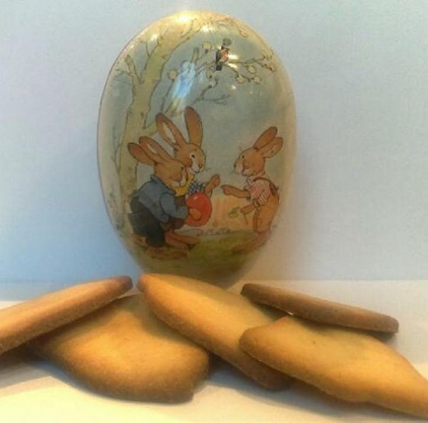 L'oeuf peint et petits sablés Poilâne