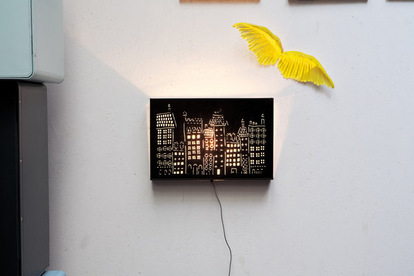 Un tableau en métal ciselé noir à fixer au mur. Pour une ampoule de 15 W maximum. 60 x 40 x 10 cm. 149 €. City. Serendipity.