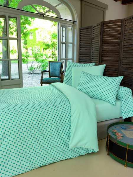 Petits pois bleus. Linge de lit en 100% coton. La housse de couette 140 x 200 cm : 75 €. La taie d'oreille 50 x 70 cm : 29 €. Les pois d'Emilie. Linvosges.