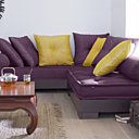 Façon lit de repos, une banquette composée d’une structure de sapin massif teinté wengé et d’un matelas de 15 cm avec garnissage ouate de polyester. L 143 x H 98 x P 85 cm. Orange et chocolat ou prune et vert. 349 €. Sahel. La Redoute.