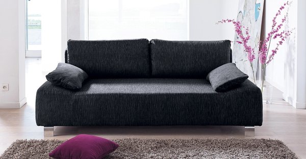 Très sobre ce canapé transformable grâce à son dossier rabattable en position couchage. Structure pin massif et panneau de particules. Revêtement 60% polyester 40% acrylique. L 139 x H 81 x P 105 cm. Beige ou gris anthracite. 449 €. Wave. La Maison de Valérie.