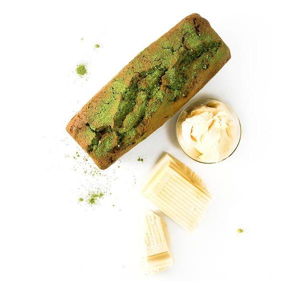 Vert intense pour le cake matcha au citron équilibré par la douceur de la glace au chocolat blanc