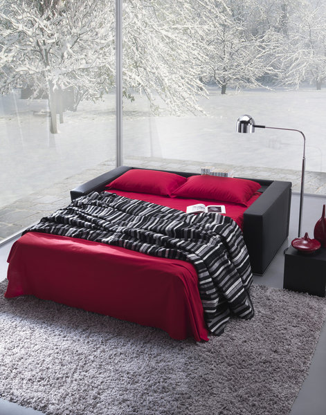 La nuit, tous les coussins passent dessous pour laisser place à une literie vraiment confortable