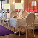 Blancheur et douceur d'une décoration rehaussée de parme