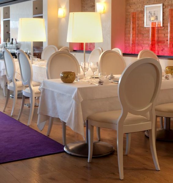 Blancheur et douceur d'une décoration rehaussée de parme