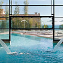 Le parcours aquatique des thermes dans la splendide piscine à la fois intérieure et extérieure Le parcours aquatique des thermes dans la splendide piscine à la fois intérieure et extérieure