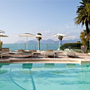 La vue surplombant le vieux Cannes, la baie et le Palais des Festivals La vue surplombant le vieux Cannes, la baie et le Palais des Festivals