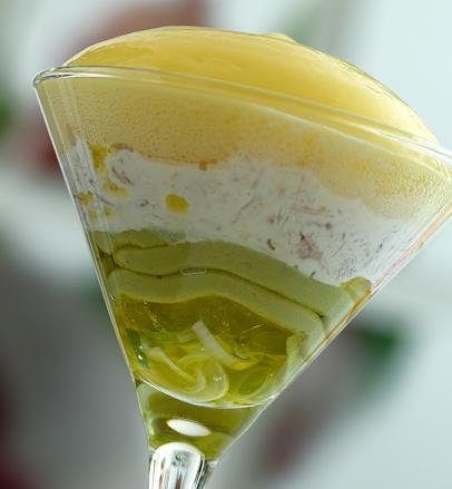 Emietté de tourteaux, pulpe d'avocat épicée, dés de mangue, gelée et huile de citron, écume d'orange