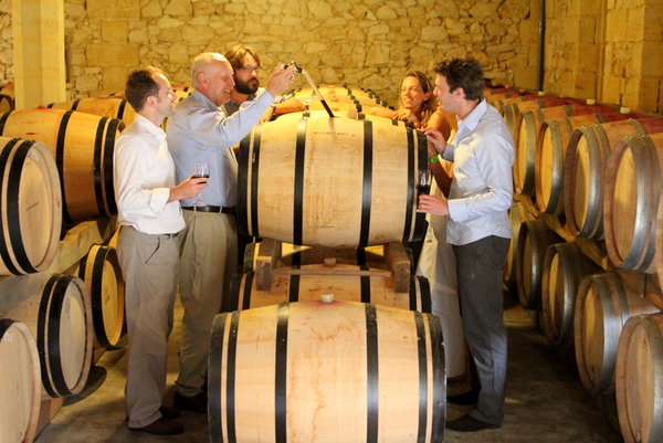 Comprenez le rôle du bois dans l’élevage du vin en le dégustant à la barrique