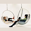 Le fauteuil Bubble se fait cocon paisible pour les filles du créateur.