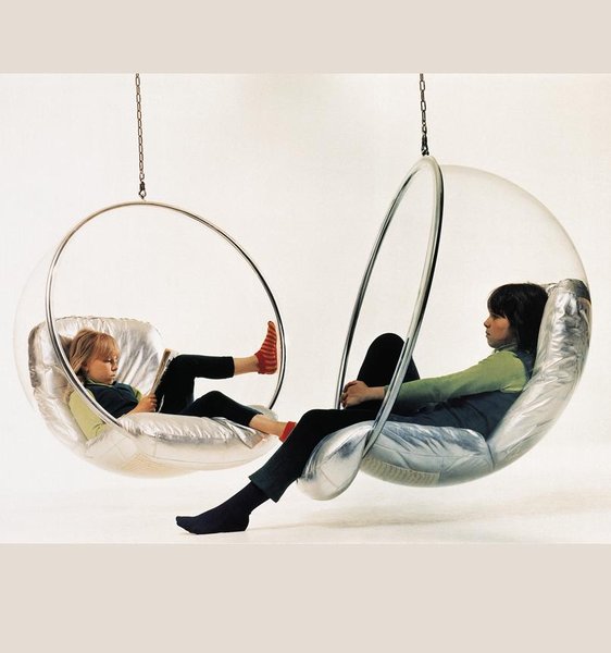 Le fauteuil Bubble se fait cocon paisible pour les filles du créateur.