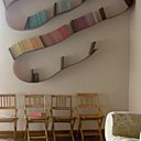 Le coin lecture du salon avec la Bookworm de Ron Arad