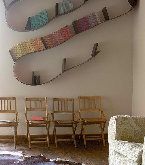 Le coin lecture du salon avec la Bookworm de Ron Arad