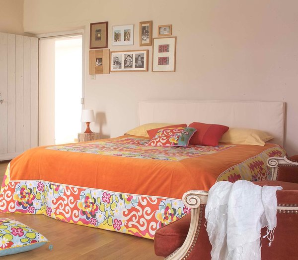 Belle chambre aux tons chauds et acidulés vous offrira un confort optimal