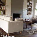 Un salon de 60 m², sobre et élégant, s’organise autour de la cheminée