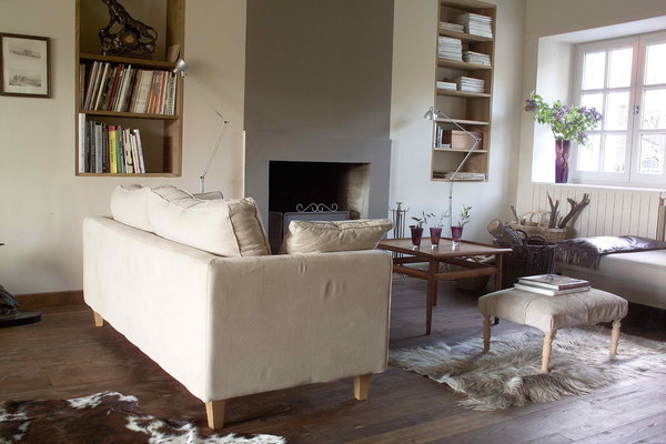 Un salon de 60 m², sobre et élégant, s’organise autour de la cheminée