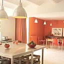 Spacieuse et fonctionnelle, la grande cuisine espace à vivre vous permettra de concocter de bons petits plats en restant dans l'ambiance