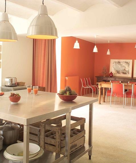 Spacieuse et fonctionnelle, la grande cuisine espace à vivre vous permettra de concocter de bons petits plats en restant dans l'ambiance