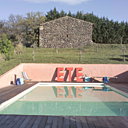 Joli moment de détente en perspective au bord de la piscine avec sa vue panoramique