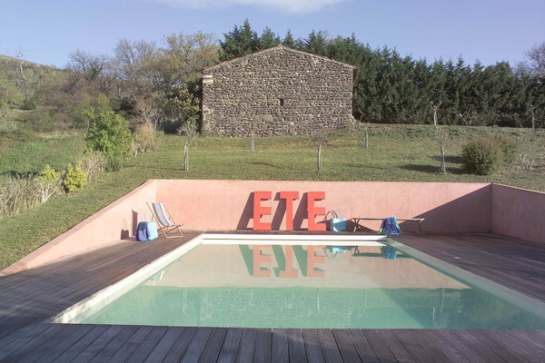 Joli moment de détente en perspective au bord de la piscine avec sa vue panoramique