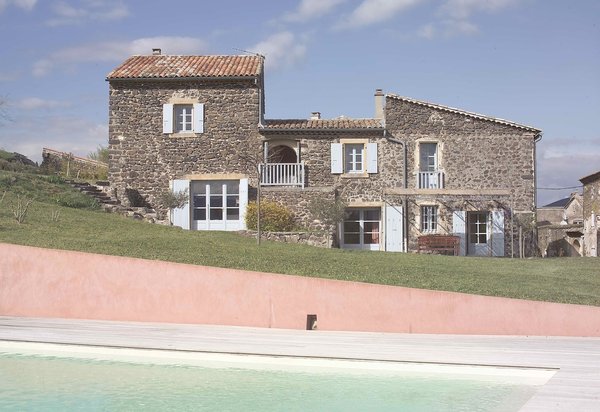 Succombez au charme de cette demeure en pierre à l’orée d’un hameau en pleine nature