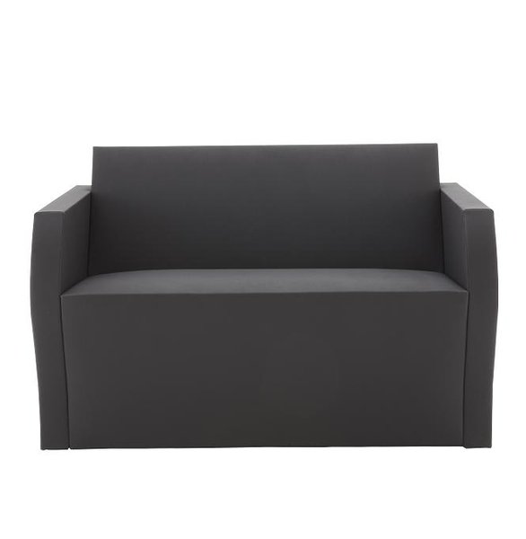 Le cuir lisse souligne les arêtes netttes et rectilignes