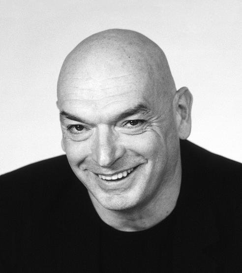 En parallèle de l'architecture, Jean Nouvel crée des meubles, objets et luminaires