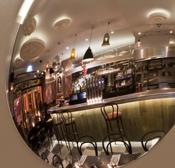 Miroir de sorcière reflétant la salle