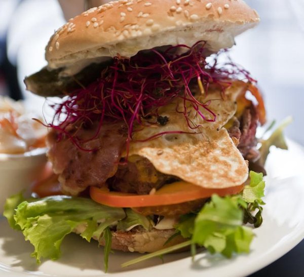 Savoureux cheeseburger réalisé avec des produits frais