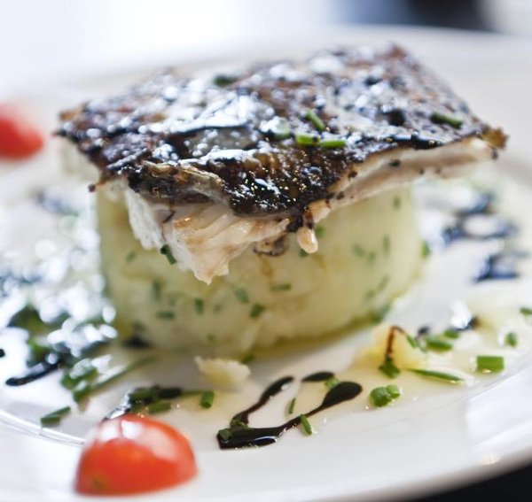 Dos de cabillaud grillé et purée aux herbes