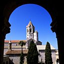 Le monastère cistercien Saint-Honorat au milieu des vignes