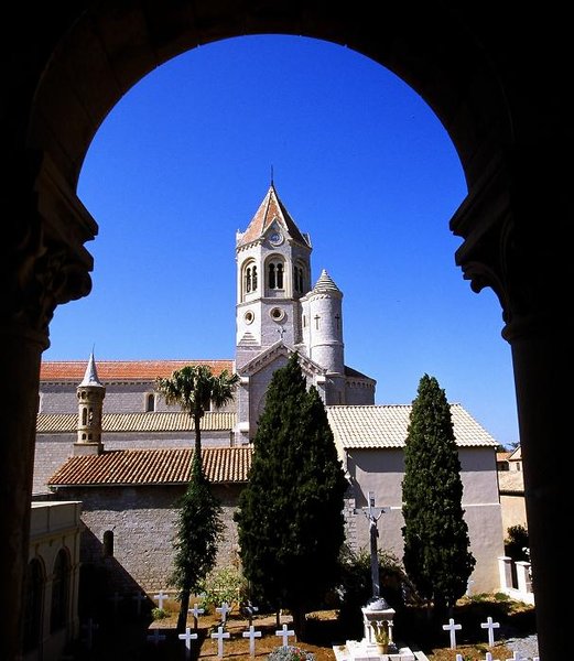 Le monastère cistercien Saint-Honorat au milieu des vignes