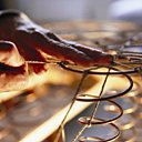 Chaque cadre de lit renferme des ressorts en forme de sablier, reliés entre eux pour assurer confort et stabilité