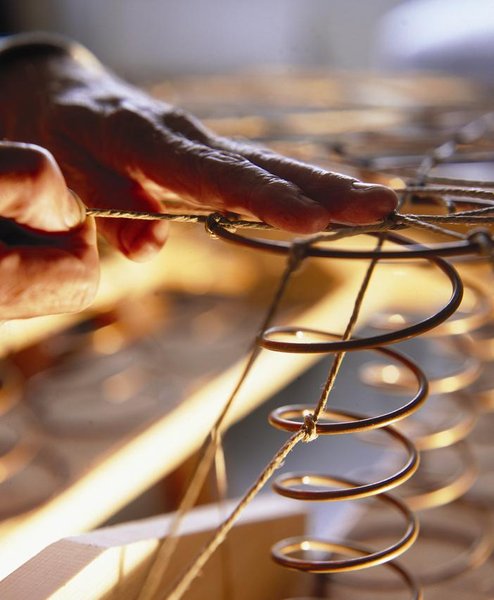 Chaque cadre de lit renferme des ressorts en forme de sablier, reliés entre eux pour assurer confort et stabilité